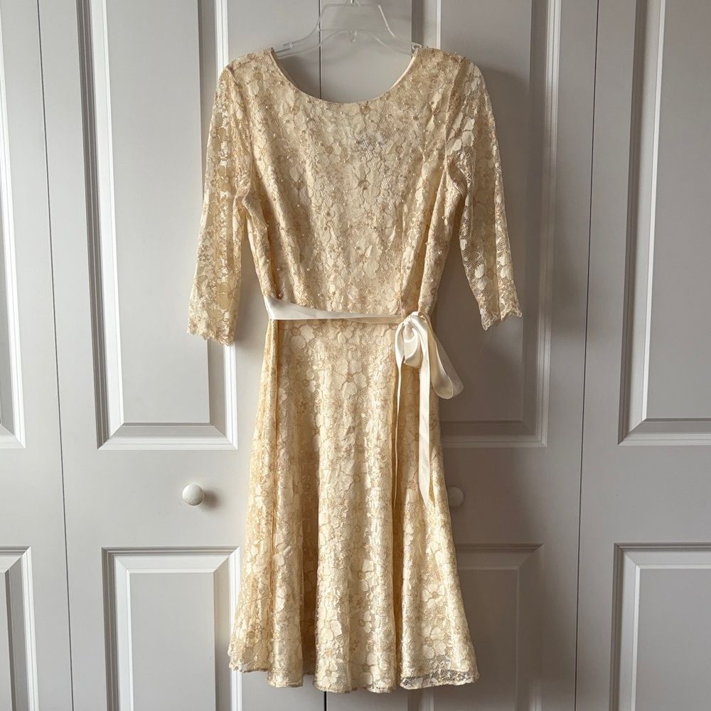 Tahari "Lisa" Ivory White/Gold Floral Lace Dress With 3/4 Sleeves Size 8